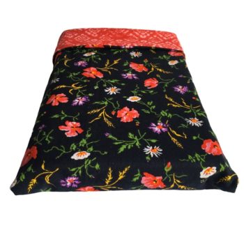 Pochette de protection pour livre en tissu vintage, semis de petites fleurs sauvages, coquelicots, liserons des champs, marguerites, bleuets, et d’épis de blé, en rouge, violet mauve, jaune, blanc, vert sur fond noirs.