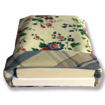 Housse à livre de poche en tissu vintage des années 1950s – 1960s signé de l’éditeur Marignan. Imprimé de fleurs en rouge rubis, rose clair, lilas, bleu et vert sur fond beige vert.