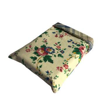 Chaussette à livre en tissu vintage des années 1950s – 1960s signé de l’éditeur Marignan. Imprimé de fleurs en rouge rubis, rose clair, lilas, bleu et vert sur fond beige vert.