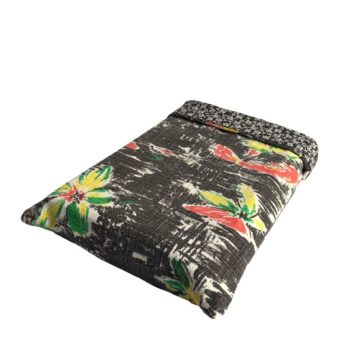 Couvre livre en tissu vintage 1950s revalorisé, fleurs stylisées en rouge, vert, jaune et blanc sur fond noir, exemplaire 1.