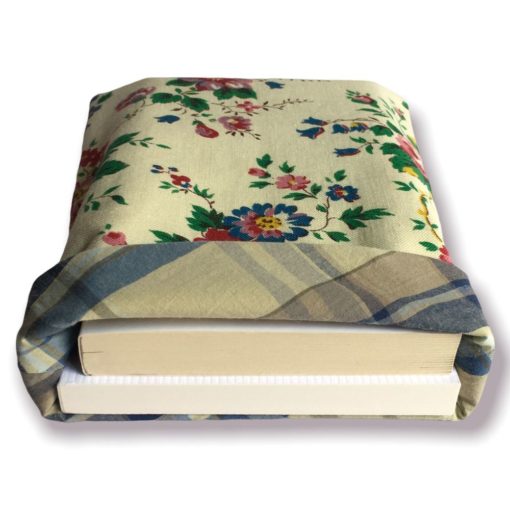 Housse à livre de poche en tissu vintage des années 1950s – 1960s signé de l’éditeur Marignan. Imprimé de fleurs en rouge rubis, rose clair, lilas, bleu et vert sur fond beige vert.