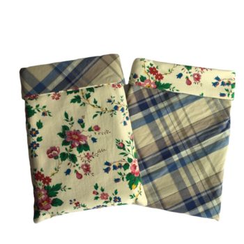 Chaussette à livre en tissu vintage des années 1950s – 1960s signé de l’éditeur Marignan. Imprimé de fleurs en rouge rubis, rose clair, lilas, bleu et vert sur fond beige vert.