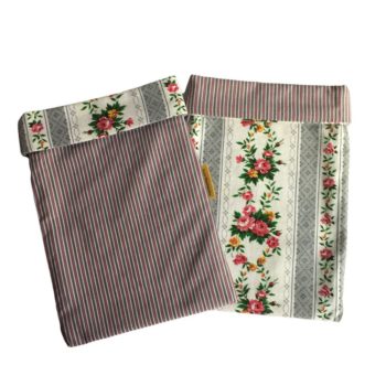 Couvre livre en tissu upcyclé, imprimé de guirlandes de fleurs disposées en bandes verticales, et doublure à fines rayures verticales en rose, blanc et gris / kaki. Les deux exemplaires sont présentés recto et verso, la housse est doublée et réversible.