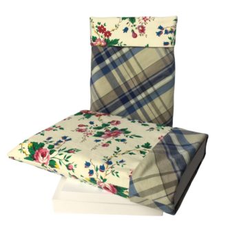 Chaussette à livre en tissu vintage des années 1950s – 1960s signé de l’éditeur Marignan. Imprimé de fleurs en rouge rubis, rose clair, lilas, bleu et vert sur fond beige vert.