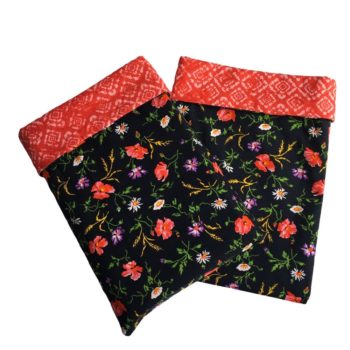 Pochette de protection pour livre en tissu, imprimé floral, semis de petites fleurs sauvages, coquelicots, liserons des champs, marguerites, bleuets, et d’épis de blé, en rouge, violet mauve, jaune, blanc, vert sur fond noir.