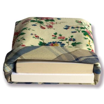 Housse à livre de poche en tissu vintage des années 1950s – 1960s signé de l’éditeur Marignan. Imprimé de fleurs en rouge rubis, rose clair, lilas, bleu et vert sur fond beige vert.