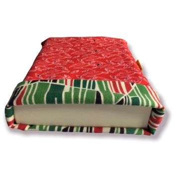 Protection pour livre, doublée réversible, housse en tissu vintage typique des années 1950s début 1960s, doublure 100% coton dessin d'oiseaux stylisés d'un trait blanc sur fond rouge avec détails soulignés en noir.