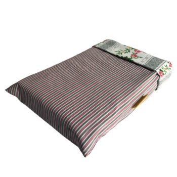 Couvre livre en tissu upcyclé, imprimé de guirlandes de fleurs disposées en bandes verticales, et doublure à fines rayures verticales en rose, blanc et gris / kaki.