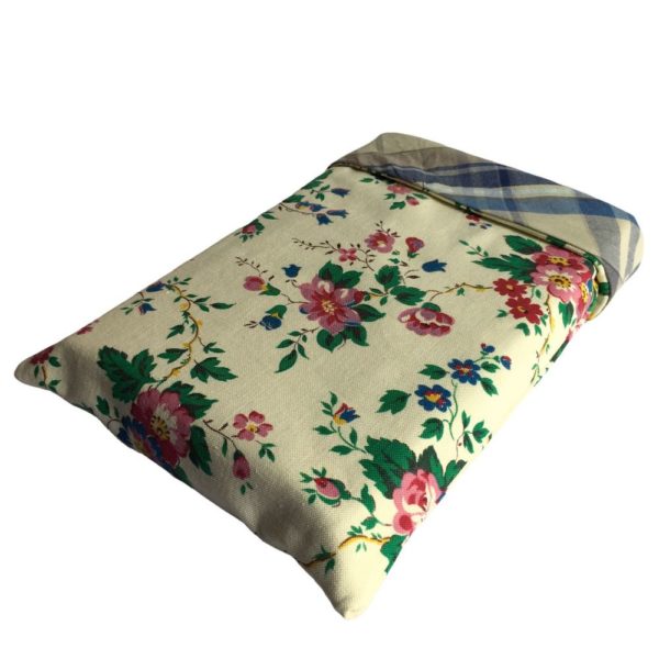 Chaussette à livre en tissu vintage des années 1950s – 1960s signé de l’éditeur Marignan. Imprimé de fleurs en rouge rubis, rose clair, lilas, bleu et vert sur fond beige vert.