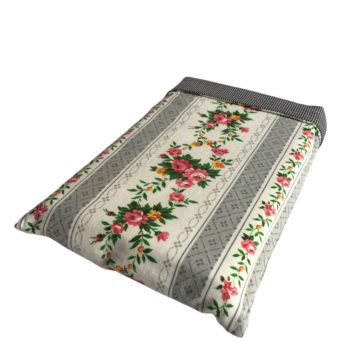 Housse à livres en tissu upcyclé, imprimé de guirlandes de fleurs disposées en bandes verticales, et doublure à motif vichy, carreaux en bleu et gris.