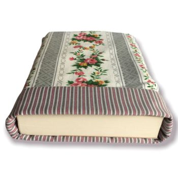 Couvre livre en tissu upcyclé, imprimé de guirlandes de fleurs disposées en bandes verticales, et doublure à fines rayures verticales en rose, blanc et gris / kaki.