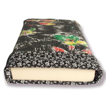 Couvre livre en tissu vintage 1950s revalorisé, fleurs stylisées en rouge, vert, jaune et blanc sur fond noir, exemplaire 1.