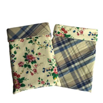 Chaussette à livre en tissu vintage des années 1950s – 1960s signé de l’éditeur Marignan. Imprimé de fleurs en rouge rubis, rose clair, lilas, bleu et vert sur fond beige vert.