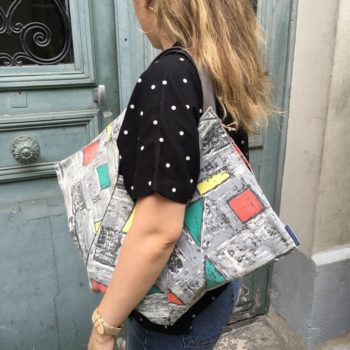 Sac triangle en pliage origami, tissu vintage des années 1950s début 1960s, toile d’ameublement en coton signée Transvaal, le cabas vu porté, plan de dos.