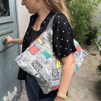 Sac triangle en pliage origami, tissu vintage des années 1950s début 1960s, toile d’ameublement en coton signée Transvaal, le cabas vu porté, plan serré.