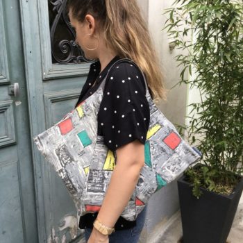 Sac triangle en pliage origami, tissu vintage des années 1950s début 1960s, toile d’ameublement en coton signée Transvaal, le cabas vu porté.