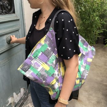 Cabas de forme triangulaire en tissu vintage des années 1950s début 1960s, toile d’ameublement en coton. Imprimé graphique, motifs géométriques abstraits, formes libres. Vu porté.