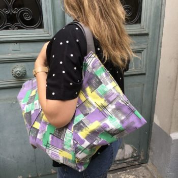 Cabas triangle en tissu vintage des années 1950s début 1960s, toile d’ameublement en coton. Imprimé graphique, motifs géométriques abstraits, formes libres. Vu porté, de dos.