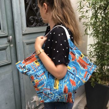 Cabas triangle pour femme, tissu vintage des années 1950s début 1960s, toile d’ameublement en coton signée de l’éditeur Marignan, le sac porté.