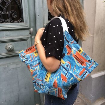 Cabas triangle pour femme, tissu vintage des années 1950s début 1960s, toile d’ameublement en coton signée de l’éditeur Marignan, le sac porté, vu de dos.