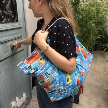 Cabas triangle pour femme, tissu vintage des années 1950s début 1960s, toile d’ameublement en coton signée de l’éditeur Marignan, le sac porté, plan serré.