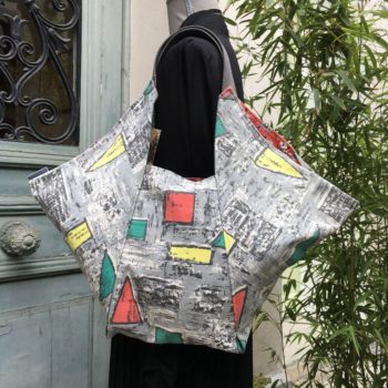 Sac triangle en pliage origami, tissu vintage des années 1950s début 1960s, toile d’ameublement en coton signée Transvaal, recto face B.