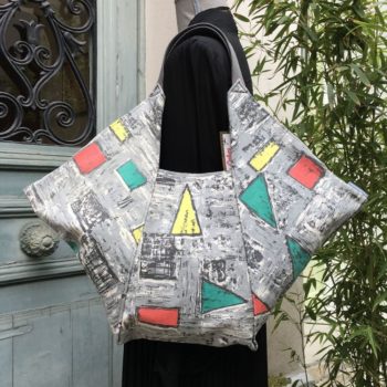 Sac triangle en pliage origami, tissu vintage des années 1950s début 1960s, toile d’ameublement en coton signée Transvaal, recto face A.