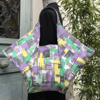 Cabas de forme triangulaire en tissu vintage des années 1950s début 1960s, toile d’ameublement en coton. Imprimé graphique, motifs géométriques abstraits, formes libres. Recto face B.