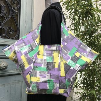 Cabas de forme triangulaire en tissu vintage des années 1950s début 1960s, toile d’ameublement en coton. Imprimé graphique, motifs géométriques abstraits, formes libres. Recto face A.