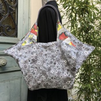 Cabas triangle en pliage origami, coupon vintage des années 1950s début 1960s, et doublure à motifs floraux dessinés de traits noirs et gris sur fond gris.