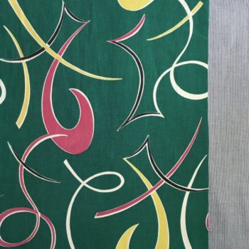 Toile d’ameublement vintage en coton, typique de la période 1950s à 1960s, en coton légèrement texturé, et imprimé de la doublure à rayures noir sur blanc.