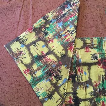 Sac à main origami en tissu vintage revalorisé, imprimé de formes libres, motif abstrait multicolore en rouge, vert, bleu, noisette, brun bordé de noir sur fond jaune.