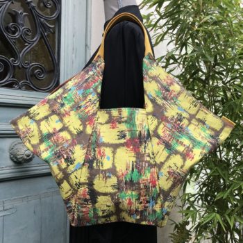Sac à main origami en tissu vintage revalorisé, imprimé de formes libres, motif abstrait multicolore en rouge, vert, bleu, noisette, brun bordé de noir sur fond jaune, recto face B.