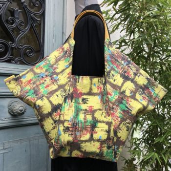 Sac à main origami en tissu vintage revalorisé, imprimé de formes libres, motif abstrait multicolore en rouge, vert, bleu, noisette, brun bordé de noir sur fond jaune, recto face A.