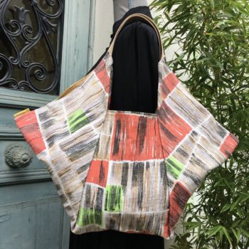 Sac origami cousu main, en tissu d'ameublement vintage revalorisé, imprimé de formes libres, motif abstrait multicolore en orange, vert, brun et beige, aplats de couleurs striés de noir, face B.