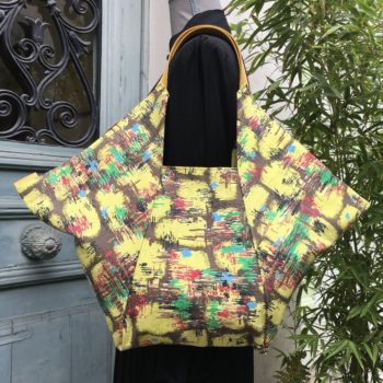 Cabas origami en tissu d’ameublement vintage revalorisé, imprimé de formes libres, motif abstrait multicolore en rouge, vert, bleu, noisette, brun bordé de noir sur fond jaune, recto face B.