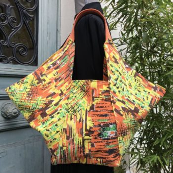 Sac souple en pliage origami de style japonais, en tissu vintage années 1950s doublé d'un imprimé de petits cercles en rouge, vert pâle, orange sur fond jaune, recto face B.