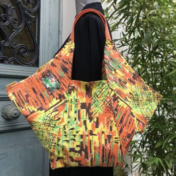 Sac souple en pliage origami de style japonais, en tissu vintage années 1950s doublé d'un imprimé de petits cercles en rouge, vert pâle, orange sur fond jaune, recto face A.