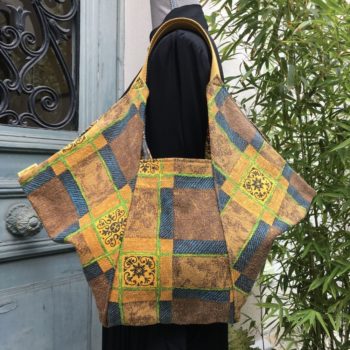 Sac de forme triangulaire, en tissu vintage des années 1950s début 1960s, imprimé graphique, motifs abstraits, recto face B.