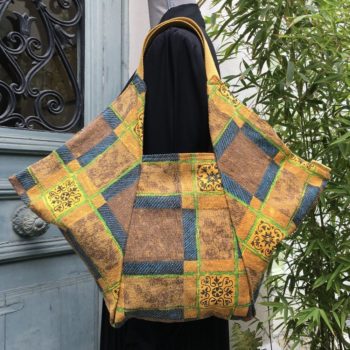 Sac de forme triangulaire, en tissu vintage des années 1950s début 1960s, imprimé graphique, motifs abstraits, recto face A.