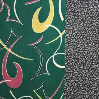 Tissu d'ameublement vintage revalorisé., typique de la période 1950s à 1960s, en coton légèrement texturé, et imprimé de la doublure à semis de petites fleurs en blanc sur noir.