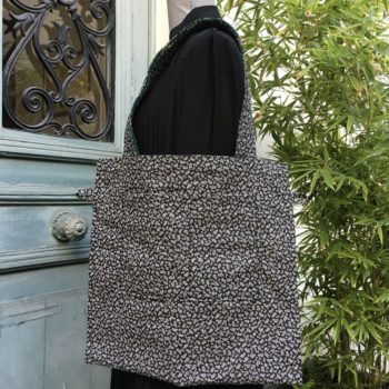 Sac en tissu vintage revalorisé Turquoise, doublure, semis de petites fleurs en blanc sur noir.
