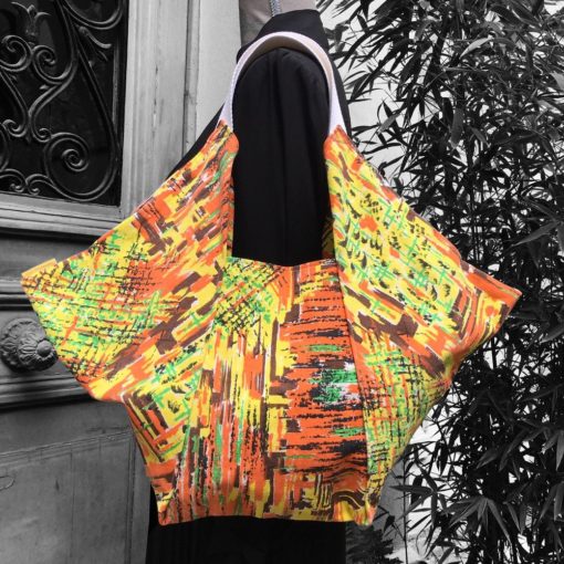 Sacs origami de style japonais. Sac origami en tissu vintage Marignan, imprimé de formes libres en orange, vert, brun et jaune, aplats de couleurs striés de noir.