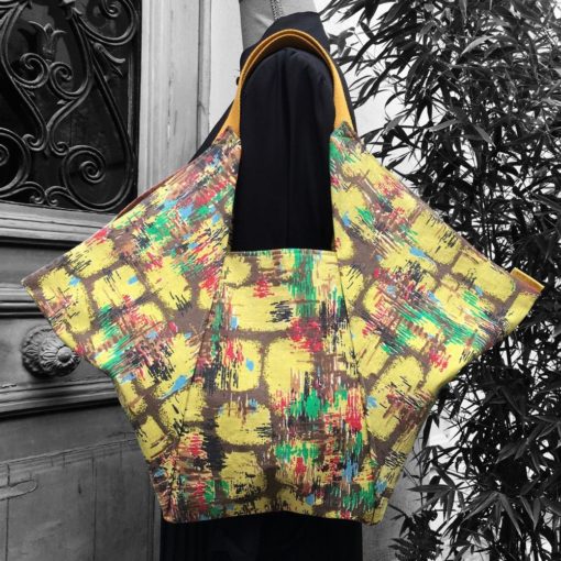 Sacs origami de style japonais. Sac à main origami en tissu vintage revalorisé, imprimé de formes libres, motif abstrait multicolore en rouge, vert, bleu, noisette, brun bordé de noir sur fond jaune.