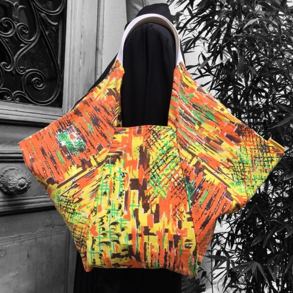 Sacs origami de style japonais. Sac origami en tissu vintage Marignan, imprimé de formes libres en orange, vert, brun et jaune, aplats de couleurs striés de noir.