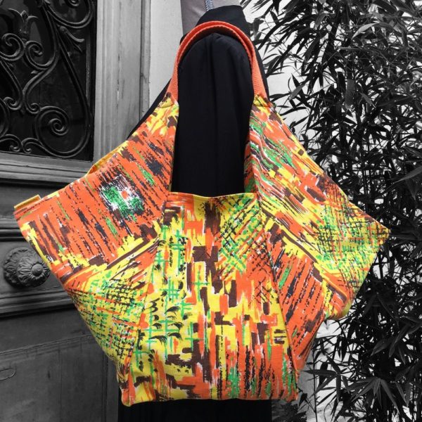 Sacs origami de style japonais. Sac souple en pliage origami de style japonais, en tissu vintage années 1950s doublé d'un imprimé de petits cercles en rouge, vert pâle, orange sur fond jaune.