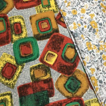 Toile d’ameublement vintage en coton texturé épais (barkcloth), imprimé géométrique graphique abstrait, époque moderne atomique milieu du XXe siècle, en vert jaune orange et rouge sur fond gris, et tissu 100% coton, de type popeline ou percale fine et souple, imprimé d'un motif floral ocre et gris sur fond blanc..