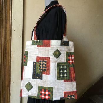 Sac souple en toile vintage, tissu 1950s 1960s en coton texturé Baltimore par Beldecor, imprimé géométrique, superposition de carrés et losanges, recto face B.