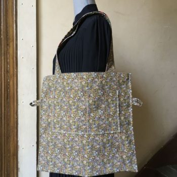 Sac en toile tote bag carré, tissu vintage 1950s 1960s en coton texturé Baltimore de la maison Beldecor, doublure Clématite de l'éditeur français Safeco, verso et poche.