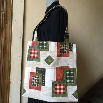 Sac en toile tote bag carré, tissu vintage 1950s 1960s en coton texturé Baltimore de la maison Beldecor, doublure Clématite de l'éditeur français Safeco, recto face B.